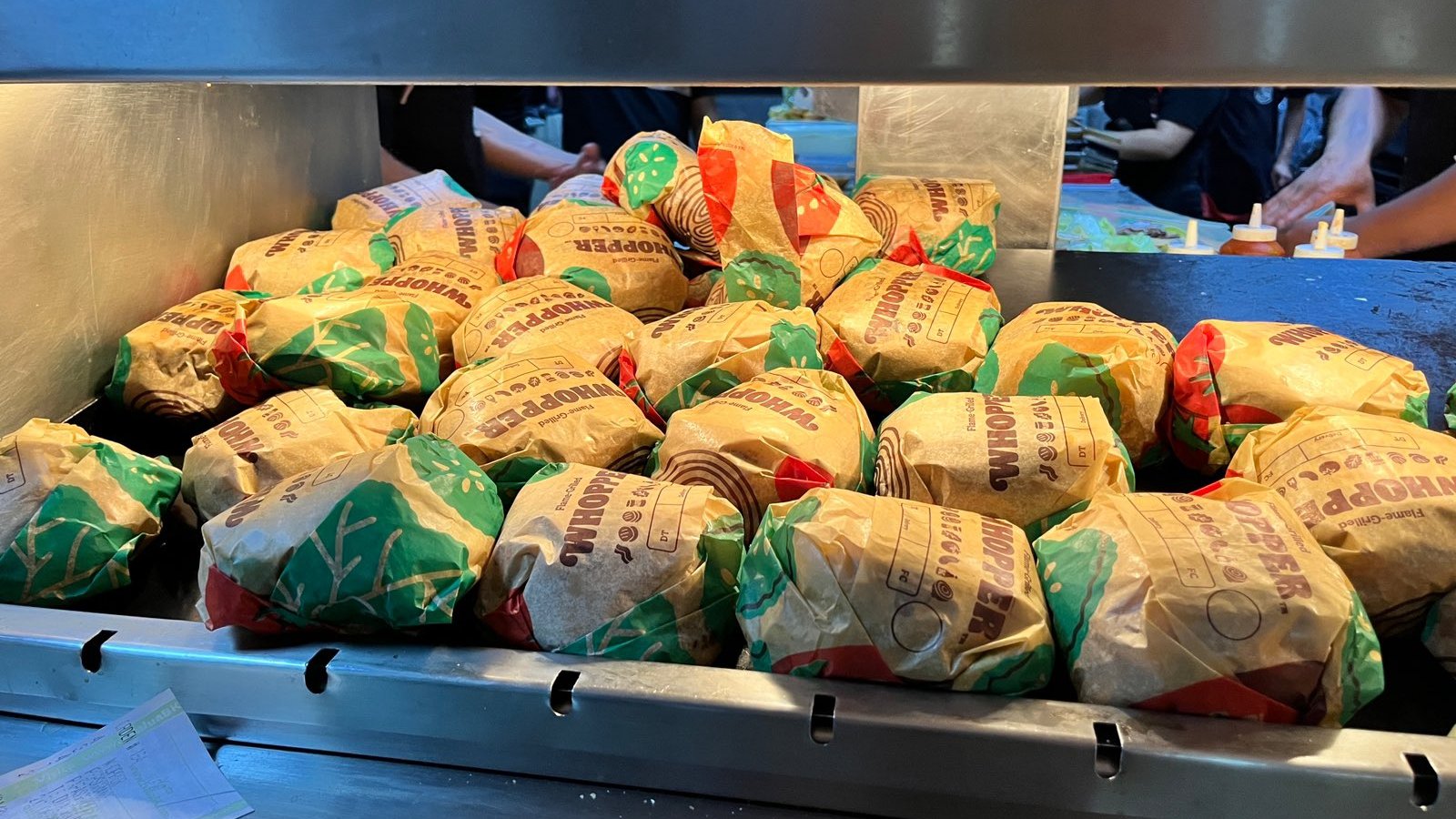 Burger King, el Rey de las hamburguesas a la parrilla presenta el lanzamiento de su delicioso sabor de temporada, Pumpkin Spice, que estará disponible a partir del 30 de octubre, por tiempo limitado, en una selección de delicioso postres como malteadas, pays y sundaes. La llegada del clásico sabor de calabaza otoñal a Burger King promete encantar a los invitados, con la esencia de esta temporada mágica en tres increíbles postres libres de conservadores y colorantes artificiales.